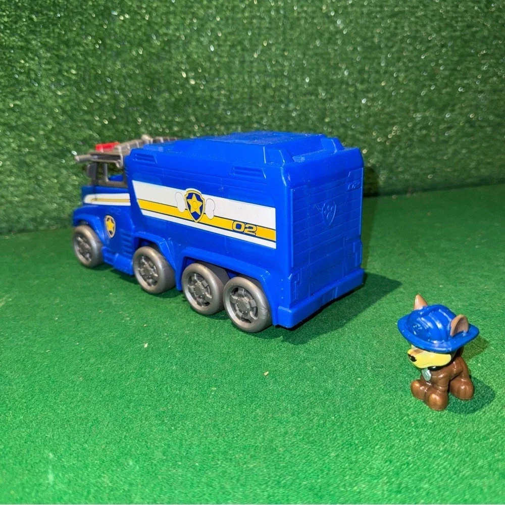 Spin Master Paw Patrol Ultimate Rescue Chase Police Cruiser and‎ action figure